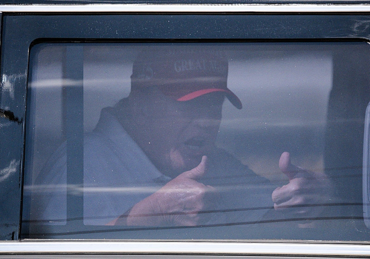 Donald Trump yendo a practicar golf en Florida, este domingo