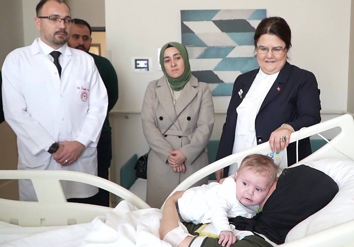 El momento en que madre e hija se reencuentran en el hospital en que la progenitora sigue hospitalizada