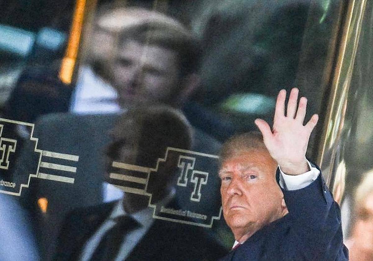 Donald Trump saluda a su llegada a su residencia en la Quinta Avenida de New York.