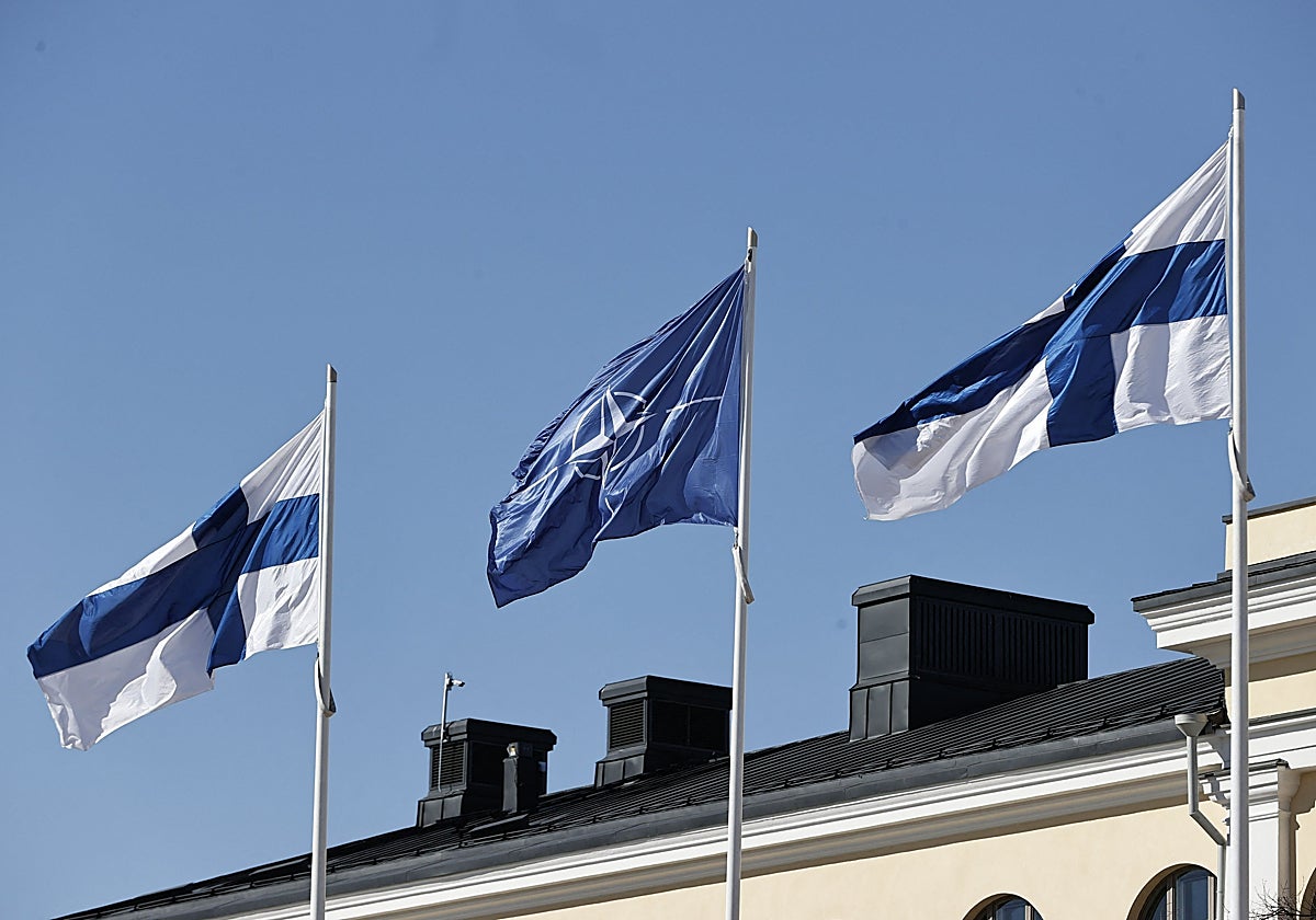 Las banderas finlandesa y de la OTAN ondean en el patio del Ministerio de Relaciones Exteriores en Helsinki, Finlandia