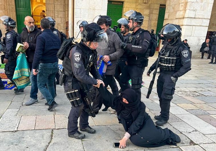 El asalto israelí a Al Aqsa incendia el Ramadán en Jerusalén