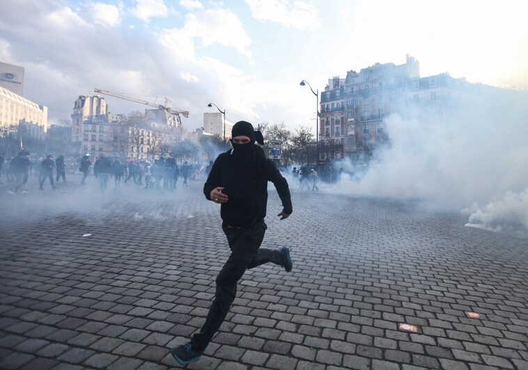 Nueva jornada de protestas en París que terminan con violencia e incendios callejeros