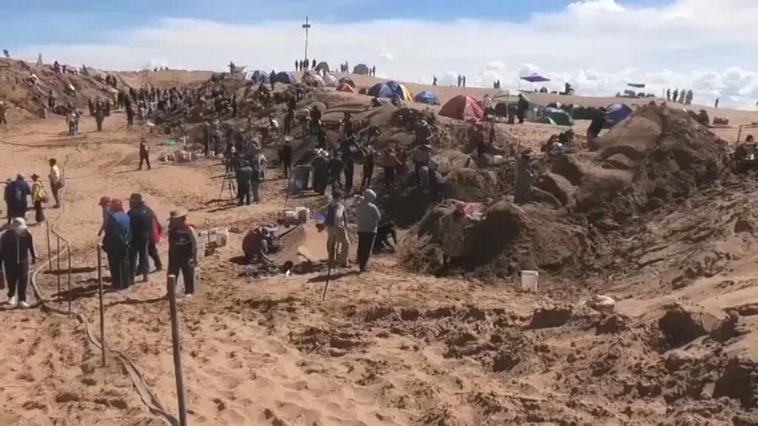 Crean un retablo gigante con las escenas de la Semana Santa en las dunas de Oruro