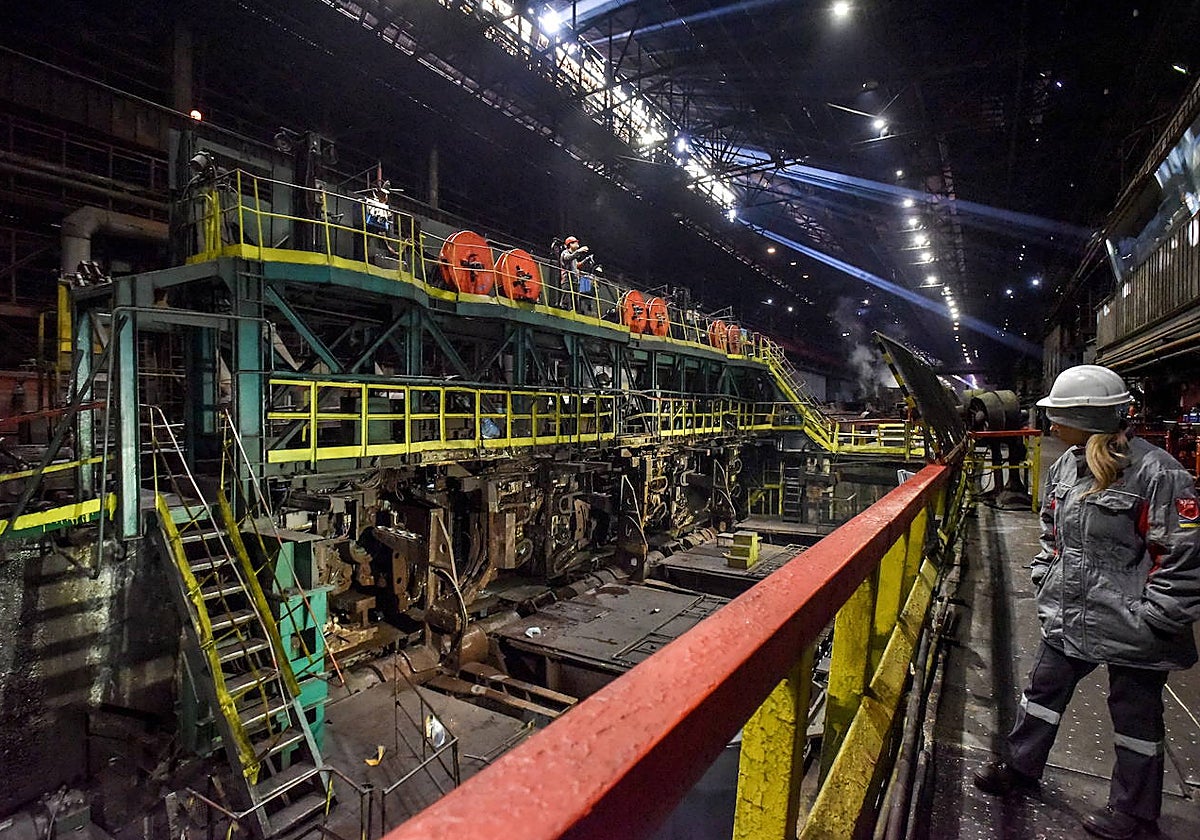 Una mujer supervisa la planta siderúrgica de Zaporizhstal