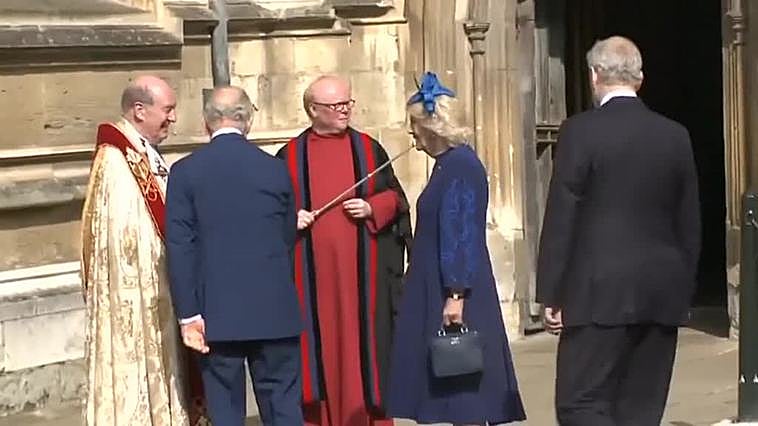 El rey Carlos III asiste a la misa del Domingo de Pascua junto a los miembros de la familia real