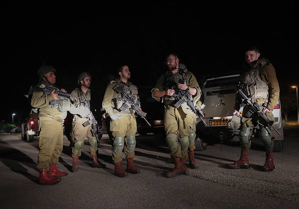 Un grupo de soldados israelíes monta guardia tras el disparo de cohetes cerca de los Altos del Golán