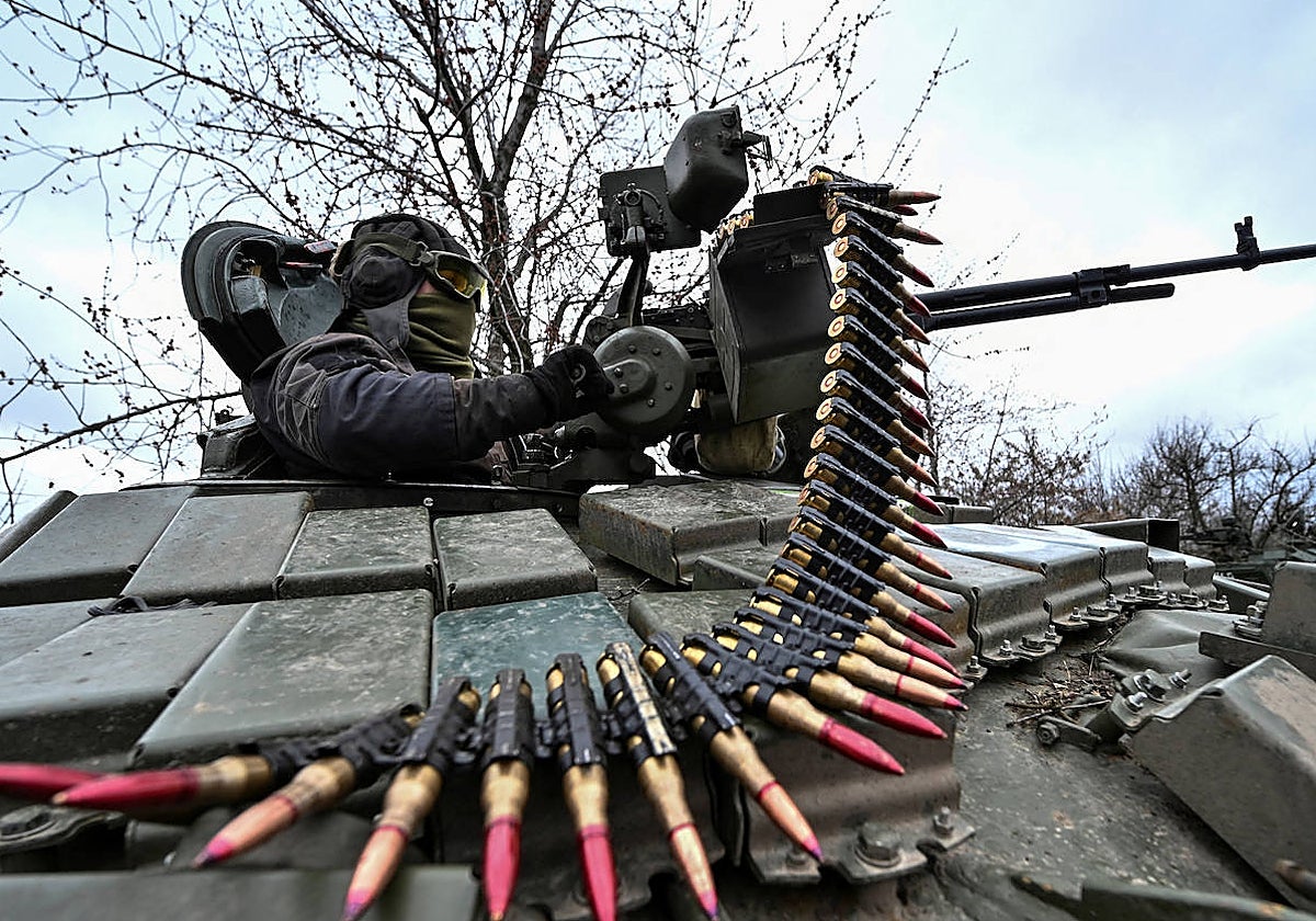 Un militar ucraniano revisa la ametralladora de un tanque después de cargar munición durante un entrenamiento militar cerca de una línea del frente en la región de Zaporiyia