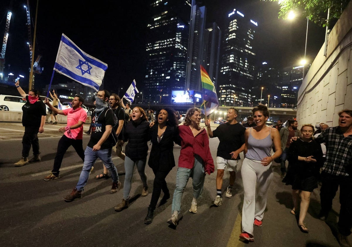 Un grupo de personas se manifiesta contra la reforma judicial de Netanyahu en Tel Aviv