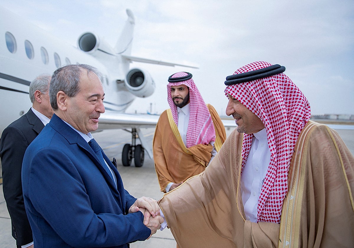 El viceministro de Asuntos Exteriores saudí, Waleed El Khereiji, se reúne con el ministro sirio de Asuntos Exteriores y Expatriados, Faisal Mekdad, en Yedda