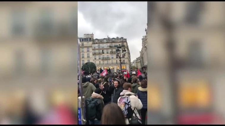 La Policía carga contra miles de manifestantes frente al Ayuntamiento de París