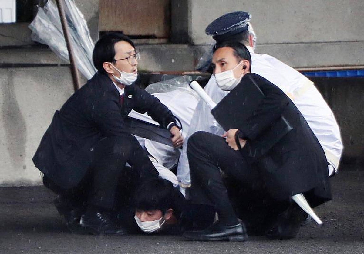 Un hombre es arrestado sospechoso de arrojar explosivos cuando el primer ministro japonés, Fumio Kishida, se disponía a pronunciar un discurso en un puerto pesquero de Wakayama