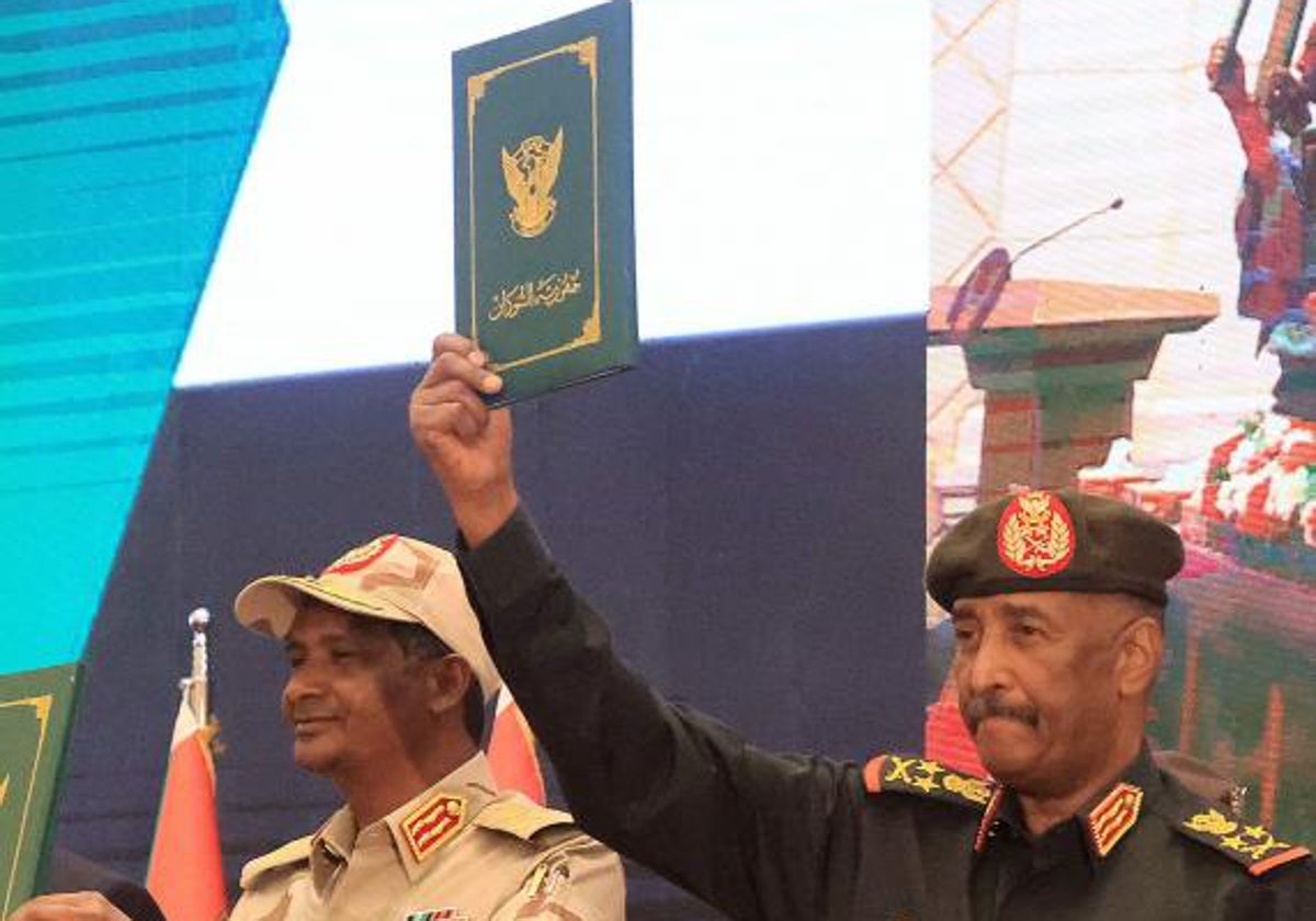 El jefe del ejército sudanés, Abdel Fattah al-Burhan, y el comandante paramilitar Mohamed Hamdan Dagalo