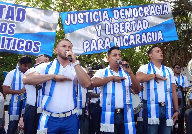 Nicaragüenses en el exterior marchan por el quinto aniversario de las protestas de 2018 contra Ortega