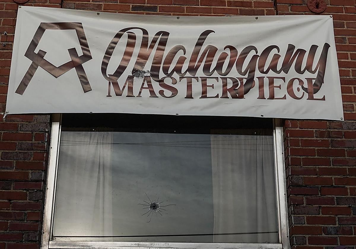 El lugar donde se celebraba la fiesta, con un disparo en el cristal