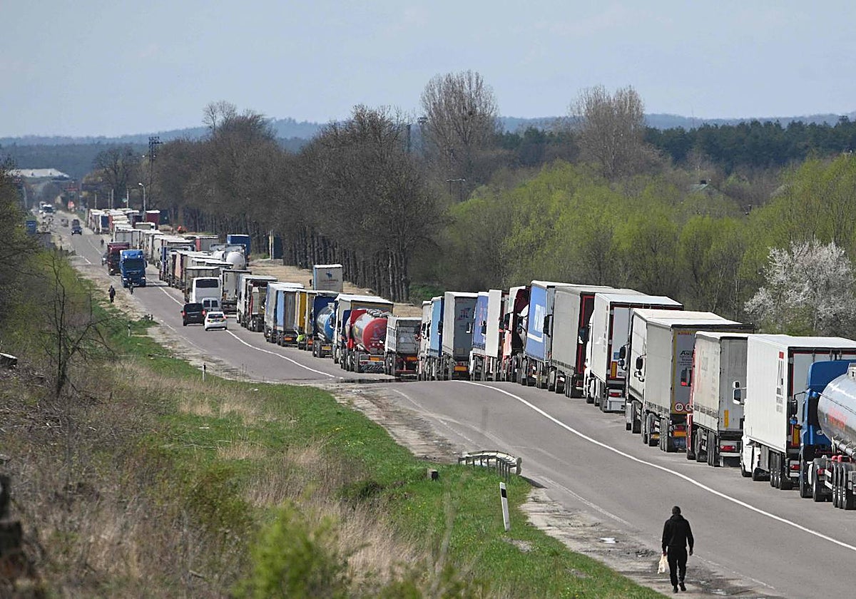 Camiones hacen cola en la frontera entre Ucrania y Polonia