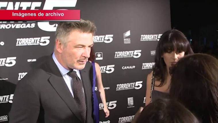 Retiran los cargos contra Alec Baldwin por homicidio involuntario al disparar por error