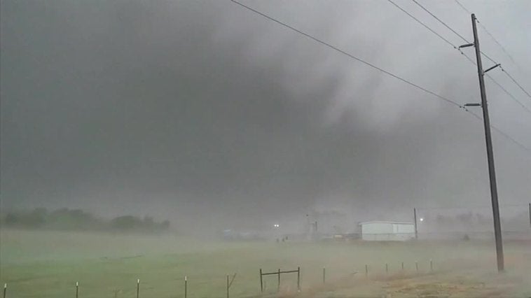 Un tornado deja dos muertos y destruye casas y carreteras en Oklahoma