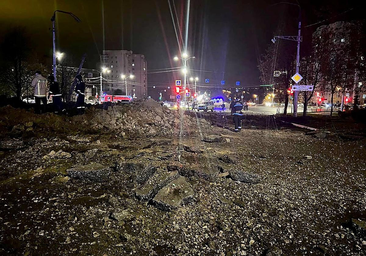 Detrozos causados por el caza ruso en la ciudad de Bélgorod