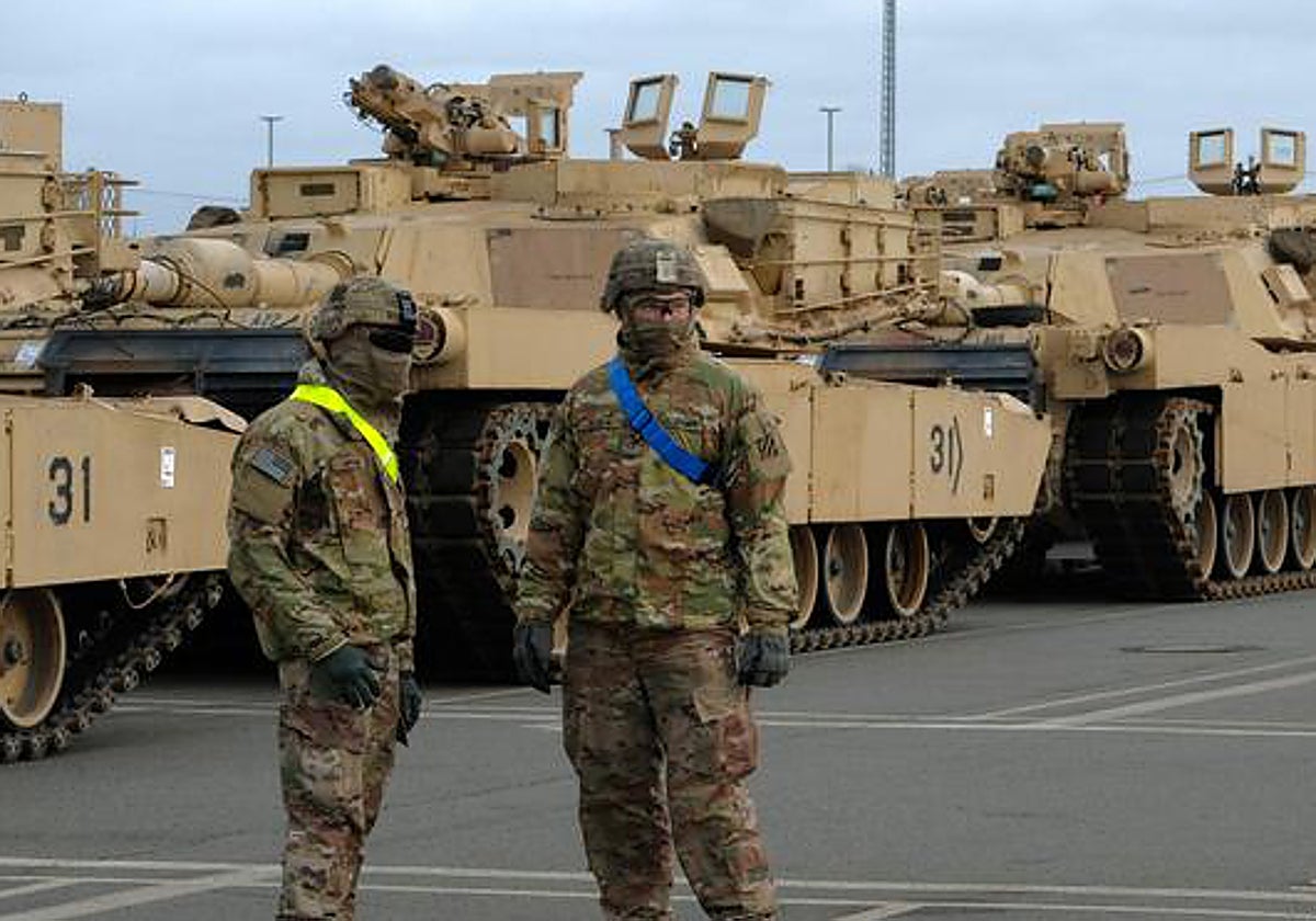 Soldados estadounidenses junto a tanques Abrams