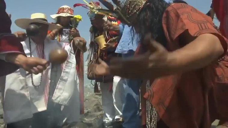 Chamanes y curanderos peruanos realizan un ritual en defensa de la Tierra