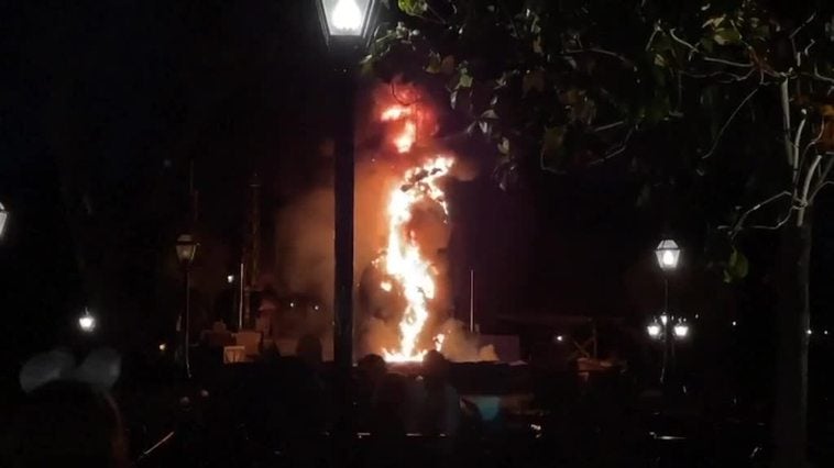Aparatoso incendio de un dragón en un parque temático en California