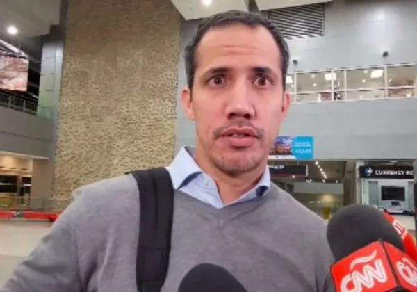 Guaidó aterriza en Miami desde Bogotá, preocupado por su familia que permanece en Caracas