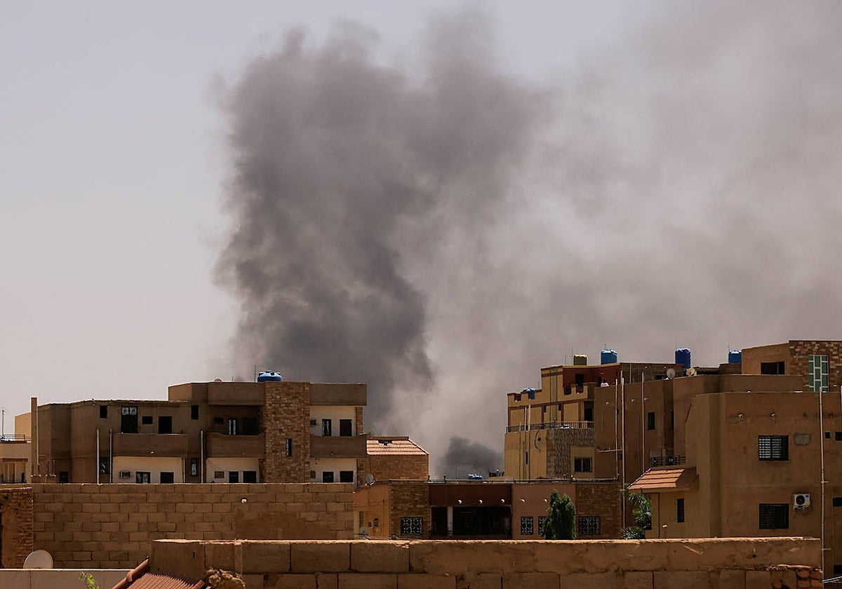 Humo en el cielo de Jartum por los combates entre el Ejército y los paramilitares