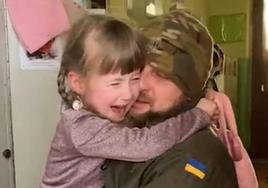 El emocionante reencuentro de un soldado ucraniano con sus hijos pequeños