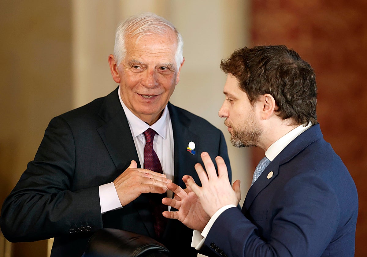 Borrell (izquierda) y Finer, esta semana en Bogotá