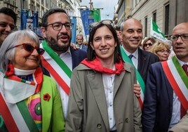La nueva líder de la izquierda italiana sucumbe al glamur: ficha una 'personal shopper' a 300 euros la hora y su primera entrevista es en 'Vogue'
