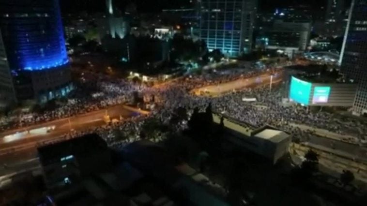 Decenas de miles de israelíes protestan contra la reforma judicial de Netanyahu en la 17ª manifestación semanal