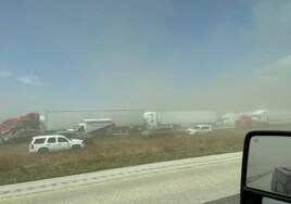 Una tormenta de polvo causa un choque de casi 100 vehículos y deja seis muertos en EE.UU.