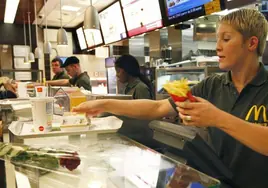 Descubren a dos niños de diez años preparando pedidos y manipulando freidoras en un McDonald's de EE.UU.
