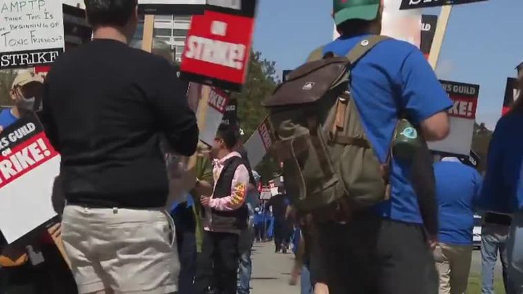 Una huelga de guionistas amenaza con paralizar Hollywood
