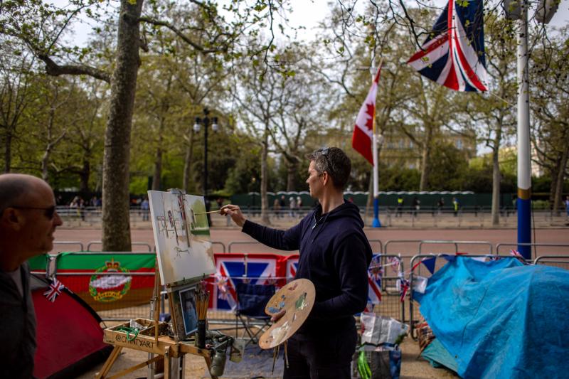 Un hombre pinta en la ruta de la procesión de coronación en The Mall en Londres