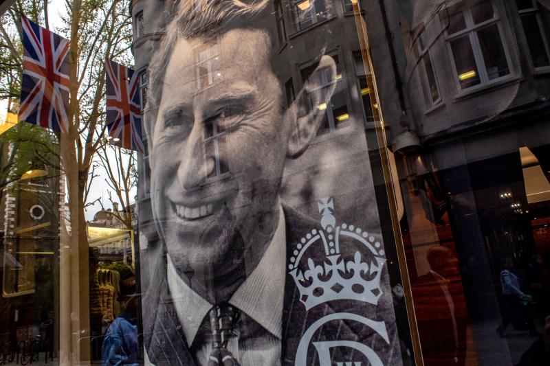 Un retrato del rey Carlos III se coloca en un escaparate en Londres