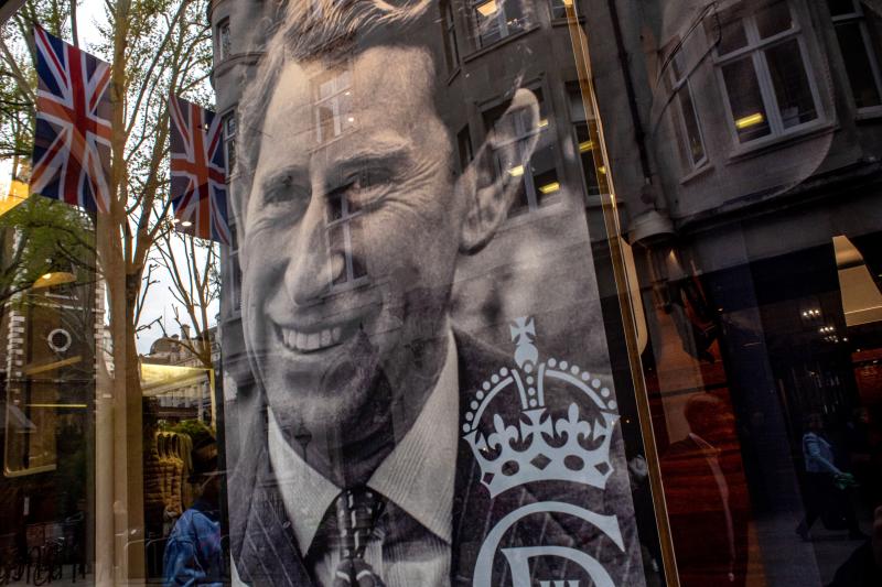 Un retrato del rey Carlos III se coloca en un escaparate en Londres