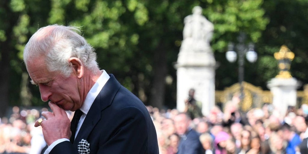 Carlos III, el Rey que quiere sacar la monarquía de palacio y bajarla a