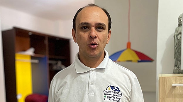 Meneses (arriba) alquila pisos en Säo Paulo, donde el precio se ha desplomado.