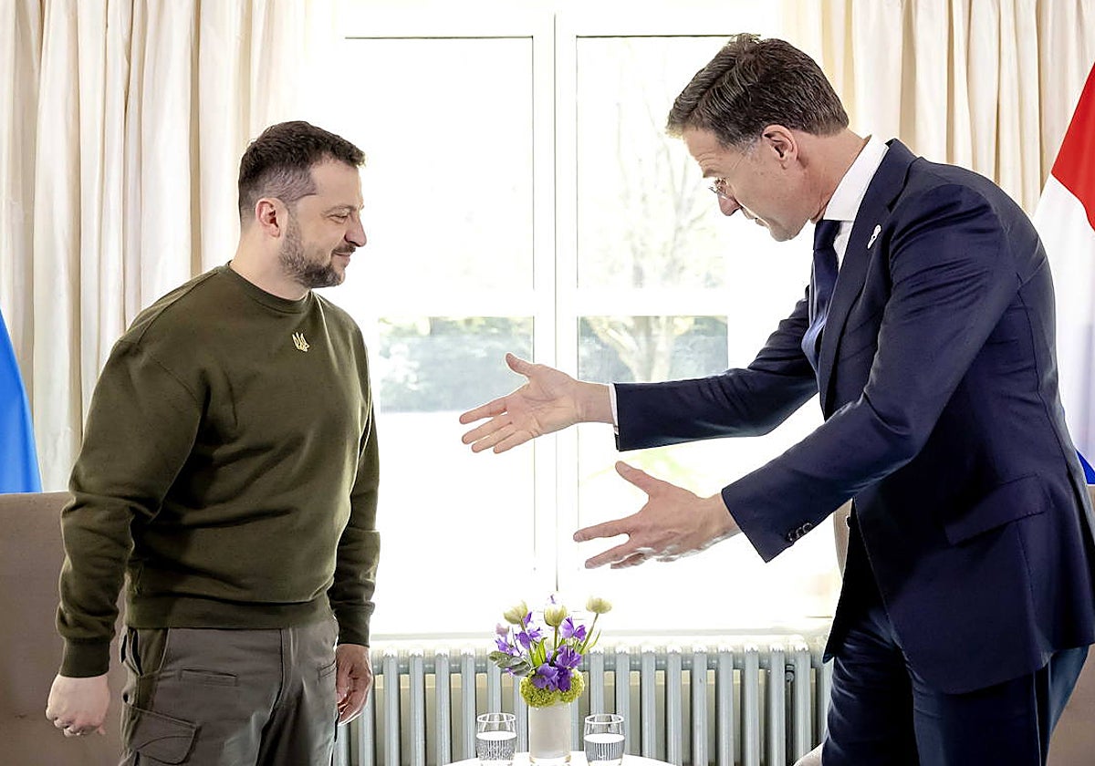 El primer ministro holandés, Mark Rutte, saluda al presidente Zelenski