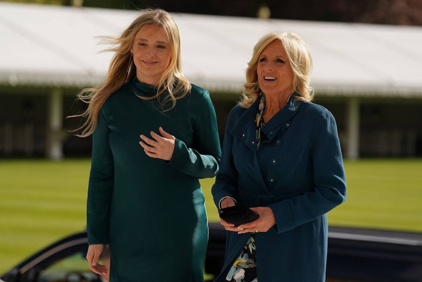 La primera dama de los Estados Unidos, Jill Biden, y su nieta Finnegan Biden llegan para una recepción organizada por el rey Carlos de Gran Bretaña.