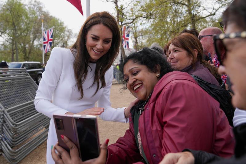 kate middleton, la princesa de Gales, posa con los fans