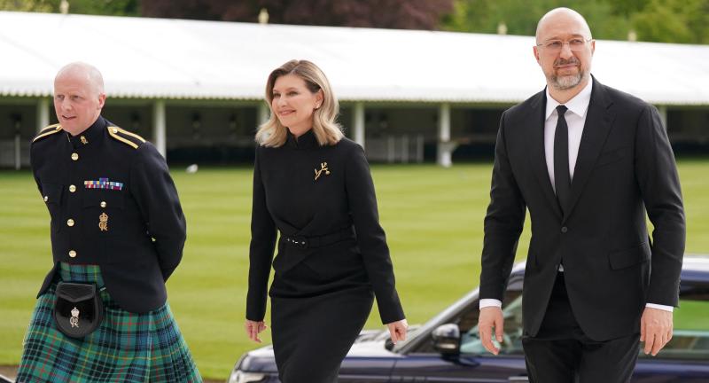 La primera dama de Ucrania, Olena Zelenska,  y el primer ministro de Ucrania, Denys Shmyhal, llegan a la recepción en palacio.