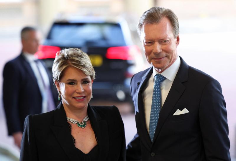 El Gran Duque Enrique de Luxemburgo y la Gran Duquesa María Teresa de Luxemburgo llegan a la recepción del Rey Carlos de Gran Bretaña en el Palacio de Buckingham en Londres.