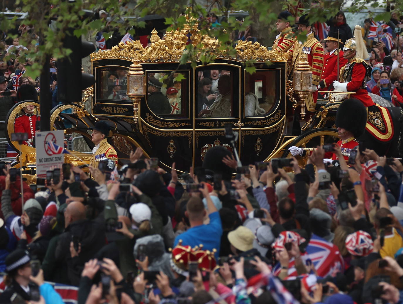 La carroza de los Reyes, aclamada por la población en las calles de Londres.