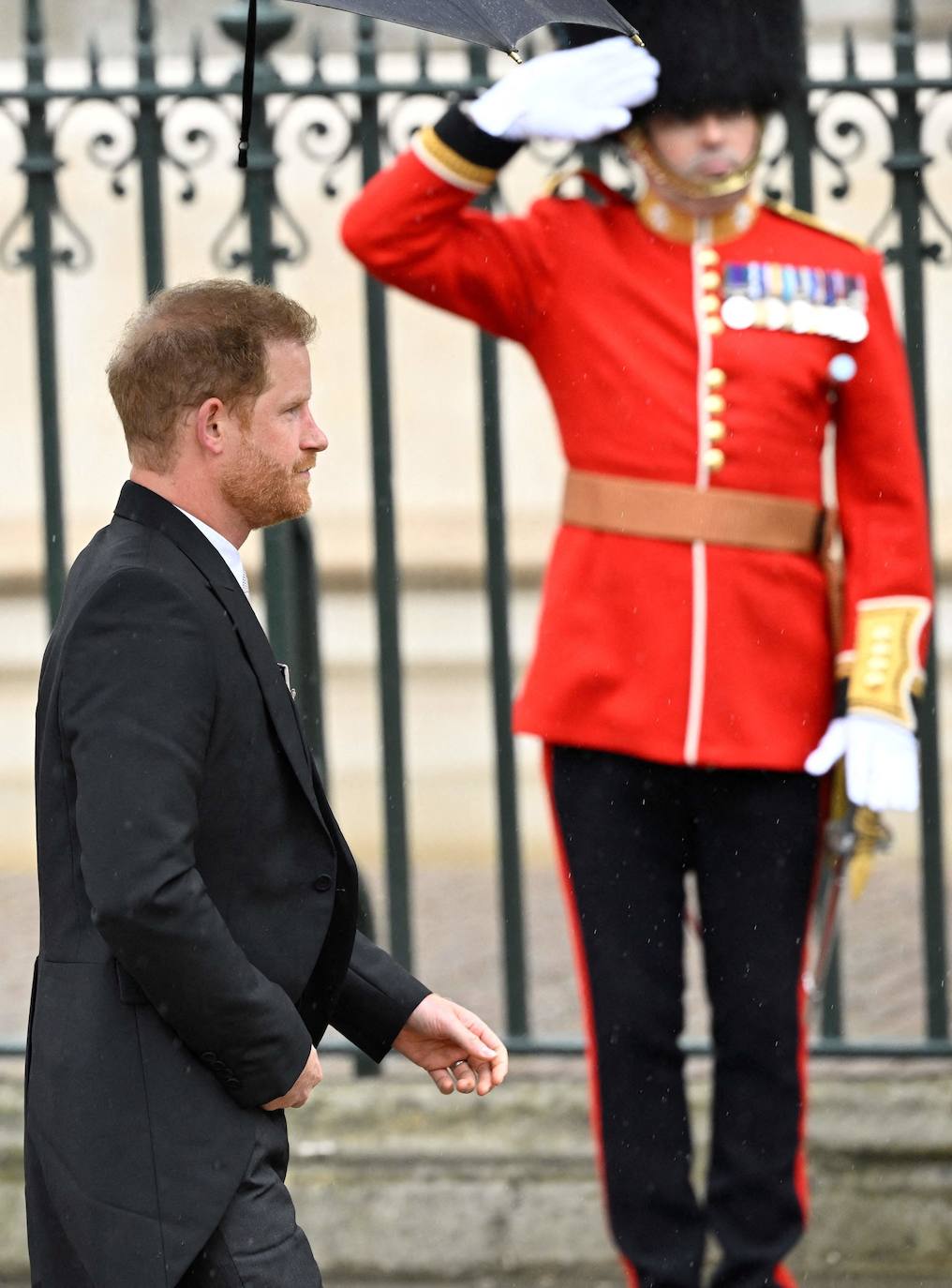 El Príncipe Harry llega a la coronación de su padre Carlos III.