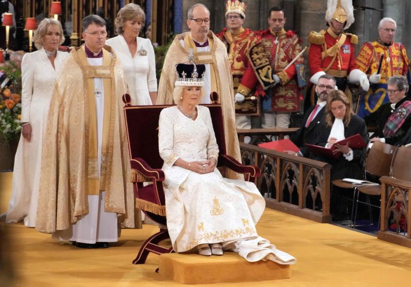 La reina consorte Camilla con  la corona de la reina María durante la ceremonia.