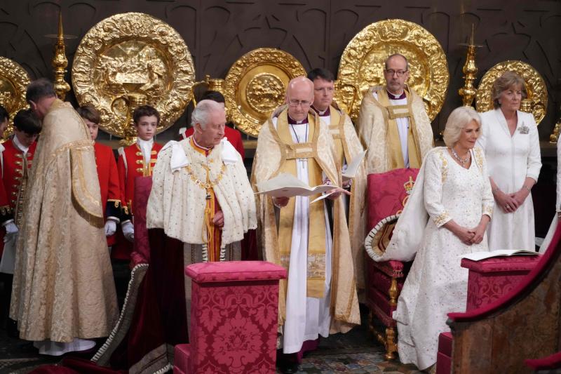 El rey Carlos III  y la reina consorte Camilla  asisten a su coronación en la Abadía de Westminster