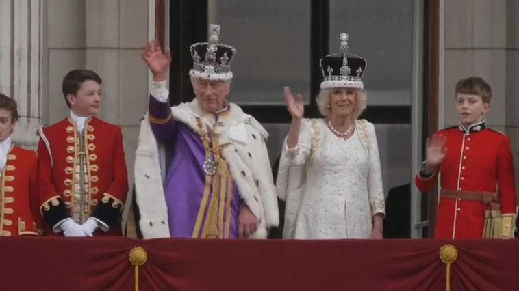 Carlos III y Camila saludan a los británicos desde el balcón del palacio de Buckingham