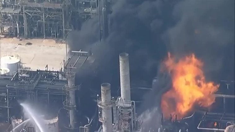 Una explosión causa un incendio en una planta química de Shell en Houston